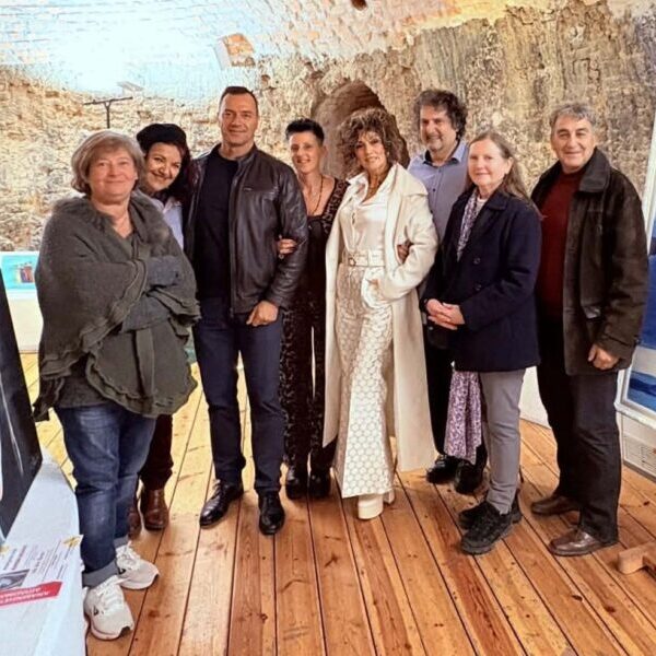 ENTYΠΩΣΙΑΣΕ Η ΕΚΘΕΣΗ «ΜΕ ΛΕΝΕ ΑΛΙΚΗ» ΤΗΣ ART WAY ΣΤΟ ΚΑΜΙΝΙ ΤΟΥ ΔΗΜΟΥ ΓΑΛΑΤΣΙΟΥ .     Γράφει ο ΛΕΟΝΤΙΟΣ ΠΕΤΜΕΖΑΣ