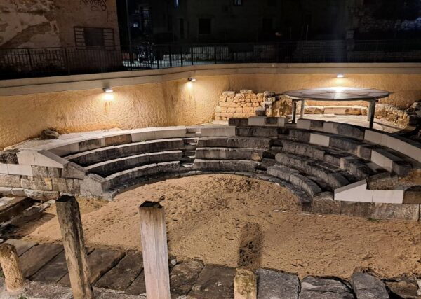 Περιηγήσεις : ΜΙΚΡΟ ΘΕΑΤΡΟ ΑΡΧΑΙΑΣ ΑΜΒΡΑΚΊΑΣ –  Απο τον  Τριανταφυλλο Αθανασουλα