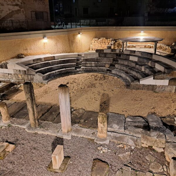 Περιηγήσεις : ΜΙΚΡΟ ΘΕΑΤΡΟ ΑΡΧΑΙΑΣ ΑΜΒΡΑΚΊΑΣ –  Απο τον  Τριανταφυλλο Αθανασουλα