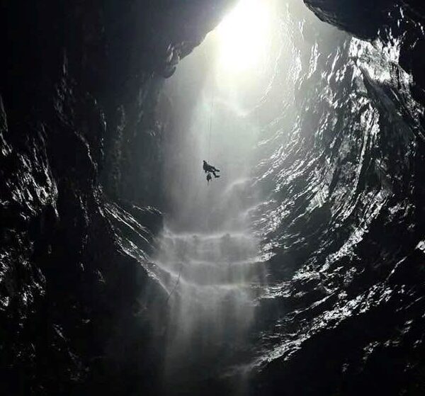 Ένα σπήλαιο με καταρράκτη βάθους περίπου 350 μέτρων