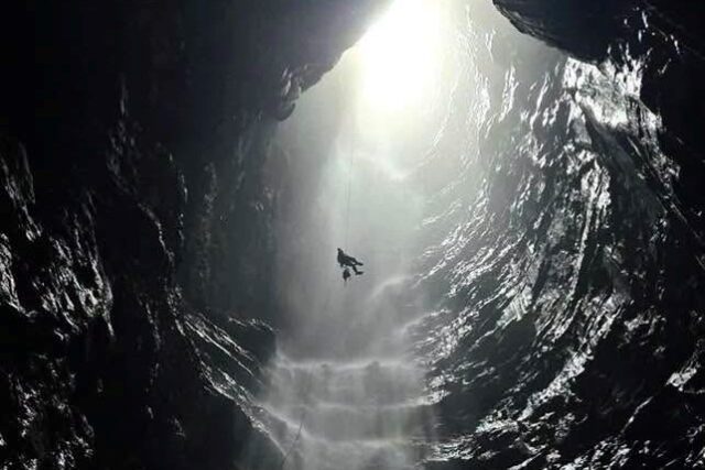 Ένα σπήλαιο με καταρράκτη βάθους περίπου 350 μέτρων