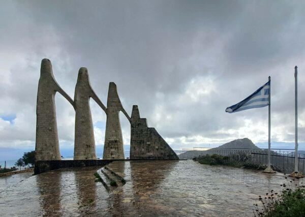 Περιηγήσεις : Στον τοπο  θυσία των Σουλιωτισσών στο Ζάλογγο – Απο τον  Τριανταφυλλο  Αθανασουλα