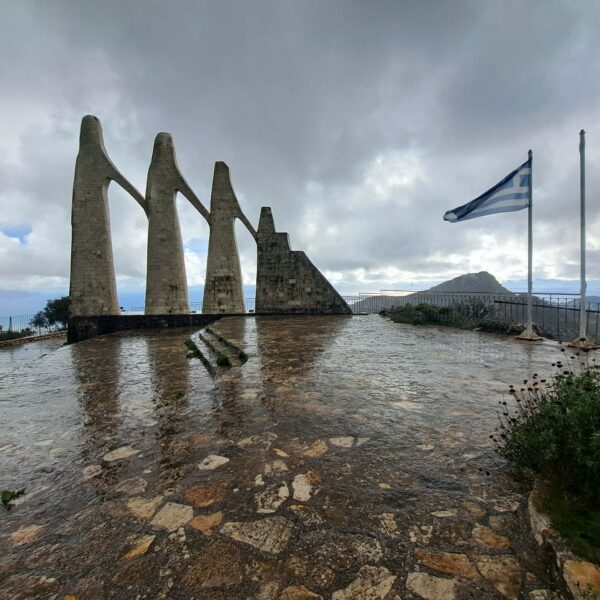 Περιηγήσεις : Στον τοπο  θυσία των Σουλιωτισσών στο Ζάλογγο – Απο τον  Τριανταφυλλο  Αθανασουλα