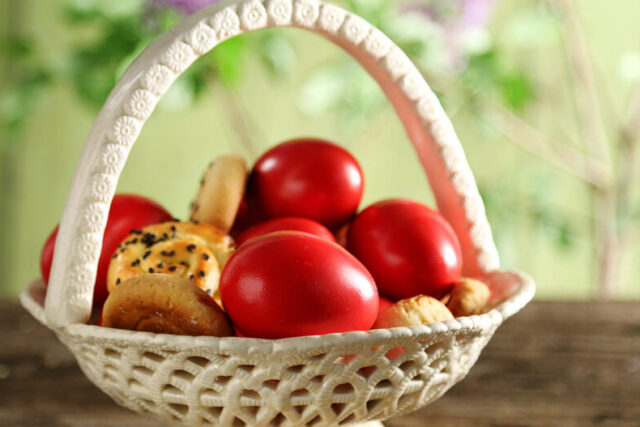 Βάψιμο αυγών & κόκκινα πασχαλινά αυγά – ΑΡΓΥΡΩ ΜΠΑΡΜΠΑΡΙΓΟΥ