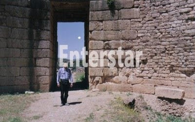 ΜΥΣΤΗΡΙΩΔΕΣ ΙΠΤΑΜΕΝΟ ΑΝΤΙΚΕΙΜΕΝΟ (ΜΥΚΗΝΕΣ) – ΓΡΑΦΕΙ Ο ΓΡΗΓΟΡΗΣ ΤΣΟΥΚΑΛΑΣ.