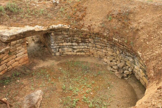 Μυκηναϊκός θολωτός τάφος στην  ομηρική Ενόπη