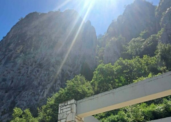 ΑΝΘΡΏΠΙΝΕΣ ΠΑΤΗΜΑΣΙΕΣ ΤΟΥ 120000 ΣΠΗΛΑΙΟ ΘΕΟΠΕΤΡΑΣ Απο τον  Τριανταφυλλο  Αθανασουλα