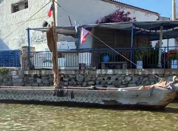 Προϊστορικό μονόξυλο σκάφος εντυπωσίασε στη Λήμνο – Ταξιδεύει στο Αιγαίο όπως πριν από 9.000 χρόνια (βίντεο)