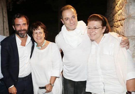 …Όλη η πλέμπα, σε μια πόζα …. Απο τον Πανο Καλουδα