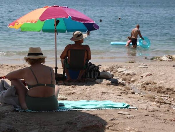 Τι να προσέχουμε στην παραλία – «Τσουχτερά» πρόστιμα για SUP, ρακέτες, ηχορύπανση και ελεύθερο κάμπινγκ