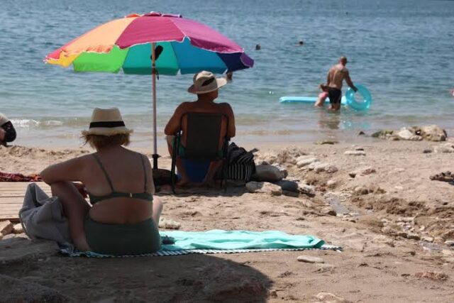 Τι να προσέχουμε στην παραλία – «Τσουχτερά» πρόστιμα για SUP, ρακέτες, ηχορύπανση και ελεύθερο κάμπινγκ