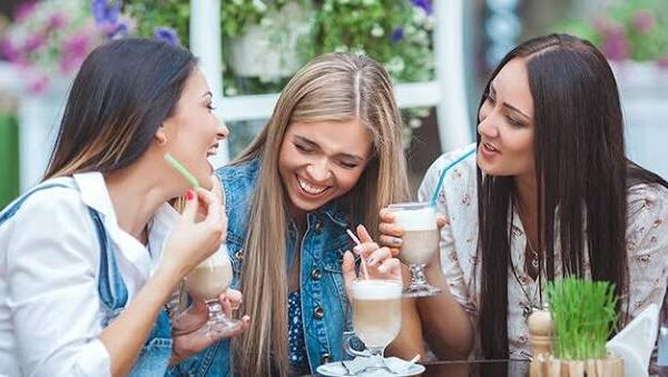 Οι Φιλίες των Ενηλίκων: Γιατί είναι τόσο δύσκολο να τις κρατήσουμε; – Της Βικης Σιωμοπουλου