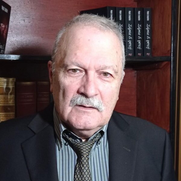 ΜΙΧΑΗΛΟΓΛΟΥ ΒΑΣΙΛΗΣ  «Στο λιμάνι των 17 στιγμών»: Μια Διαδρομή από τους Ωκεανούς στην Ποιητική Λιτότητα    –  Mια συνέντευξη στην Λιλικα Αρνακη  