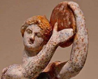 Η κοκκινομάλλα Ταναγραία …Απο την Μιραντα Σκηνιτη