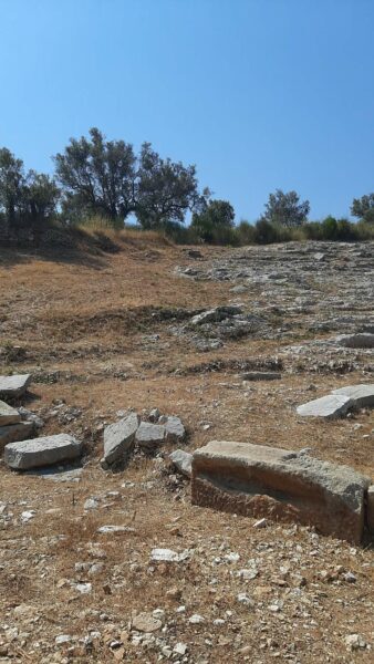 Περιηγήσεις : ΑΡΧΑΙΟ ΘΕΑΤΡΟ ΚΑΛΛΙΓΟΝΙ ΛΕΥΚΑΔΑΣ – Του  Τριανταφυλλου Αθανασουλας