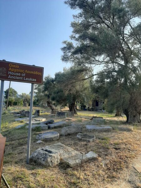ΑΡΧΑΙΑ ΟΙΚΊΑ ΛΕΥΚΑΔΑΣ  Του   Τριανταφυλλου Αθανασουλα
