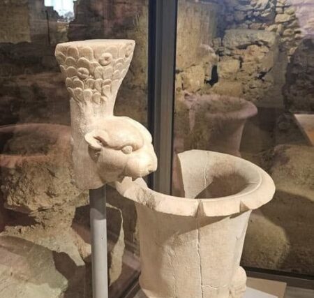 Οικόπεδο Μακρυγιάννη : καλυκωτός κρατήρας – Απο την Μιραντα Σκηνιτη
