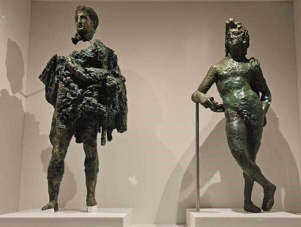 Ηρακλης  και  Απόλλωνας στέκουν πλαϊ-πλάϊ  ..Απο την Μιραντα Σκηνιτη