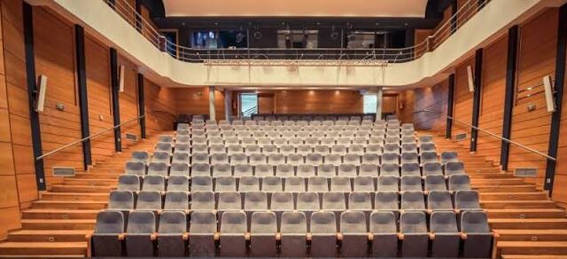 Θεατρο ΑΥΛΑΙΑ  –  ΄΄Η ΛΙΜΝΗ ΤΩΝ ΚΥΚΝΩΝ » &  «Ο ΚΑΡΥΟΘΡΑΥΣΤΗΣ» – ΔΩΡΕΑΝ ΠΡΟΣΚΛΗΣΕΙΣ