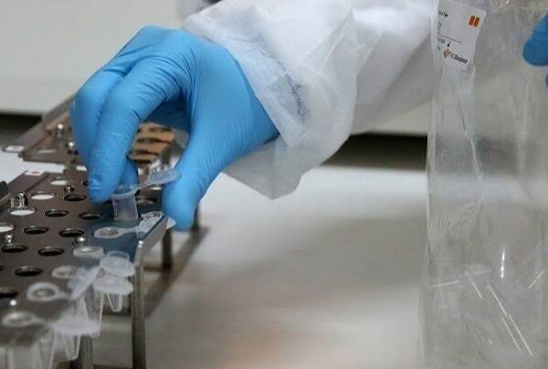 Με πανώλης μετά την επιστροφή της από επαγγελματικό ταξίδι