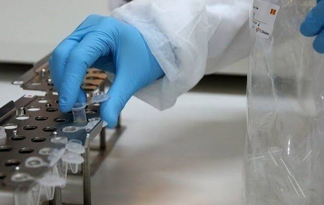Με πανώλης μετά την επιστροφή της από επαγγελματικό ταξίδι
