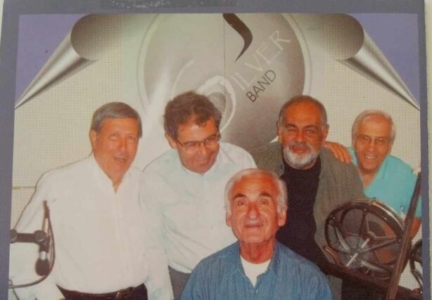 ΤΡΑΠΕΖΑ  ΑΝΑΜΝΗΣΕΩΝ   »Ασημενια μπαντα με.. ΧΡΥΣΑ ονοματα ,,» Απο τον Πετρο Καντιανη